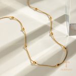 نمای نزدیک گردنبند آبکاری طلای ۲۴ عیار برند J&D