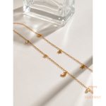 نمای نزدیک گردنبند آبکاری طلای ۱۸ عیار نگین‌دار برند J&D