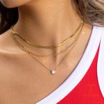نمای نزدیک گردنبند ابکاری طلای ۱۸ عیار نگین‌دار برند J&D