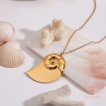 تصویر محصول گردنبند ماه ابکاری طلای ۱۸ عیار نگین‌دار برند J&D
