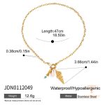 نمای نزدیک گردنبند ابکاری طلای ۱۸ عیار نگین‌دار برند J&D