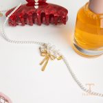 نمای نزدیک گردنبند ابکاری طلای ۱۸ عیار نگین‌دار برند J&D