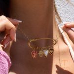 نمای نزدیک گردنبند ابکاری طلای ۱۸ عیار نگین‌دار برند J&D