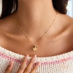 نمای نزدیک گردنبند ابکاری طلای ۱۸ عیار برند J&D