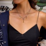 نمای نزدیک گردنبند ابکاری طلای ۱۸ عیار نگین‌دار برند J&D