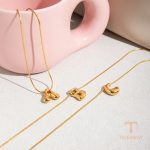 نمای بیشتر گردنبند قلبی نگین‌دار مناسب هدیه زنانه