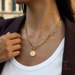 نمای نزدیک گردنبند ابکاری طلای ۱۸ عیار برند J&D