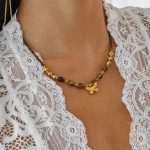 نمای نزدیک گردنبند ابکاری طلای ۱۸ عیار نگین‌دار برند J&D