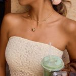نمای نزدیک گردنبند ابکاری طلای ۱۸ عیار نگین‌دار برند J&D