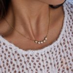 نمای نزدیک گردنبند آبکاری طلای ۲۴ عیار نگین‌دار برند J&D