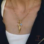نمای نزدیک گردنبند ابکاری طلای ۱۸ عیار نگین‌دار برند J&D