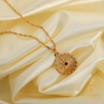 نمای نزدیک گردنبند ابکاری طلای ۱۸ عیار نگین‌دار برند J&D