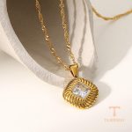نمای نزدیک گردنبند ابکاری طلای ۱۸ عیار نگین‌دار برند J&D