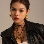 نمای نزدیک گردنبند ابکاری طلای ۱۸ عیار برند J&D