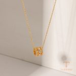 نمای نزدیک گردنبند ابکاری طلای ۱۸ عیار نگین‌دار برند J&D