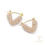 گوشواره هاگی استیل ضدزنگ آبکاری طلای ۱۸ عیار نگین‌دار برند J&D کد JDE2403133
