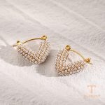 نمای نزدیک گوشواره هاگی آبکاری طلای ۱۸ عیار نگین‌دار برند J&D کد JDE2403133