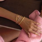 نمای نزدیک دستبند کاف آبکاری طلای ۱۸ عیار برند J&D کد JDB0307021