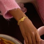 نمای نزدیک دستبند کاف آبکاری طلای ۱۸ عیار بدون نگین برند J&D کد JDB0307031