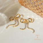 نمای نزدیک گوشواره آبکاری طلای ۱۸ عیار نگین‌دار برند J&D کد JDEW2405014
