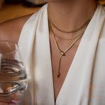 نمای نزدیک گردنبند آبکاری طلای ۱۸ عیار نگین‌دار برند J&D