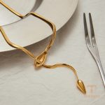 زاویه دیگر گردنبند استیل ضدزنگ آبکاری طلای ۱۸ عیار برند J&D