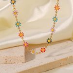 نمای نزدیک گردنبند آبکاری طلای ۱۸ عیار نگین‌دار برند J&D