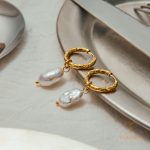 گوشواره هاگی استیل ضدزنگ آبکاری طلای ۱۸ عیار مروارید مصنوعی برند J&D کد JDE0103025