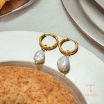 نمای نزدیک گوشواره هاگی آبکاری طلای ۱۸ عیار مروارید مصنوعی برند J&D کد JDE0103025