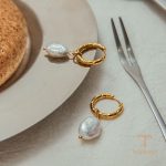 نمای بیشتر گوشواره هاگی مروارید مصنوعی زنانه کد JDE0103025