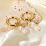 زاویه دیگر گوشواره هاگی استیل ضدزنگ آبکاری طلای ۱۸ عیار برند J&D کد JDE201585