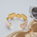 زاویه دیگر دستبند استیل ضدزنگ آبکاری طلای ۱۸ عیار برند J&D کد JDB0104014
