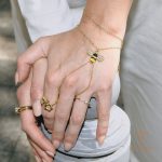 نمای نزدیک دستبند آبکاری طلای ۱۸ عیار نگین‌دار برند J&D کد JDB0107027