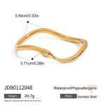 نمای نزدیک دستبند کاف آبکاری طلای ۱۸ عیار نگین‌دار برند J&D کد JDB0112048