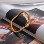 زاویه دیگر دستبند استیل ضدزنگ آبکاری طلای ۱۸ عیار برند J&D کد JDB0112048