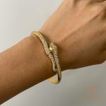 نمای نزدیک دستبند کاف آبکاری طلای ۱۸ عیار نگین‌دار برند J&D کد JDB0112071
