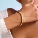 نمای نزدیک دستبند کاف | دستبند چندتایی آبکاری طلای ۱۸ عیار برند J&D کد JDB0304007