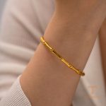 نمای نزدیک النگو آبکاری طلای ۱۸ عیار نگین‌دار برند J&D کد JDB201468