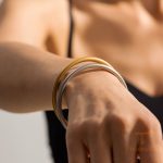 دستبند استیل ضدزنگ آبکاری طلای سفید (رادیوم) بدون نگین برند J&D کد JDB2306004-S