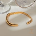 زاویه دیگر النگو استیل ضدزنگ آبکاری طلای ۱۸ عیار برند J&D کد JDB2405033