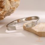 نمای نزدیک النگو آبکاری طلای سفید (رادیوم) بدون نگین برند J&D کد JDB2409009-S
