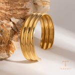 نمای نزدیک دستبند کاف | دستبند چندتایی آبکاری طلای ۱۸ عیار برند J&D کد JDBW2407001
