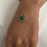 نمای نزدیک دستبند آبکاری طلای ۱۸ عیار نگین‌دار برند J&D کد JDBW2409003