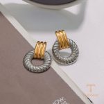 نمای نزدیک گوشواره آبکاری دو رنگ نگین‌دار برند J&D کد JDE0102003