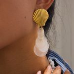 نمای نزدیک گوشواره آویز آبکاری طلای ۱۸ عیار برند J&D کد JDE0103001
