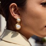 نمای نزدیک گوشواره آبکاری طلای ۱۸ عیار مروارید مصنوعی برند J&D کد JDE0103019