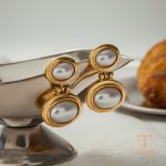 زاویه دیگر گوشواره استیل ضدزنگ آبکاری طلای ۱۸ عیار برند J&D کد JDE0103019