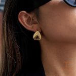 نمای نزدیک گوشواره آبکاری طلای ۱۸ عیار نگین‌دار برند J&D کد JDE0105012
