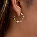 نمای نزدیک گوشواره حلقه‌ای آبکاری دو رنگ برند J&D کد JDE0105021