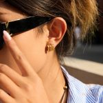 نمای نزدیک گوشواره بخیه‌ای آبکاری طلای ۱۸ عیار برند J&D کد JDE0106054